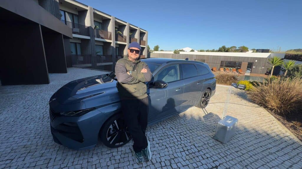 Peugeot 308 SW Ingaro Blue und Jürgen Höglinger