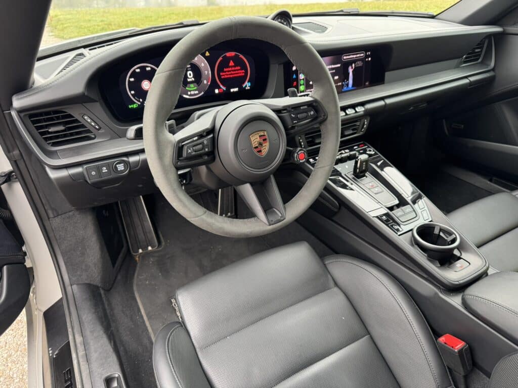 Eslebedasauto Porsche 911 Targa 4 GTS T-Hybrid Cockpit