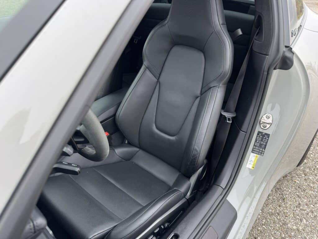 Eslebedasauto Porsche 911 Targa 4 GTS T-Hybrid Sitz